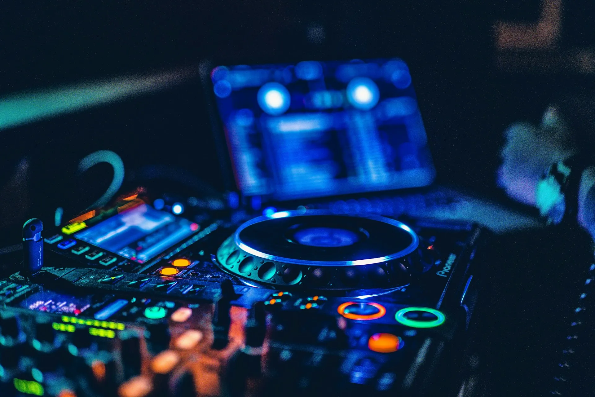 Quanto custa contratar um DJ para festa​